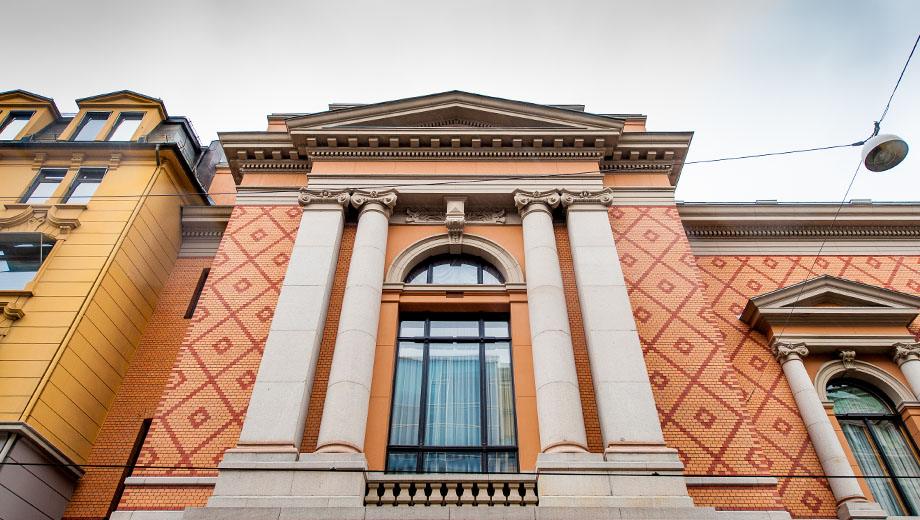 Fasade med terrakotta pilastre, rundbuet vindu og dekorert murverk, nylig rehabilitert i kalk