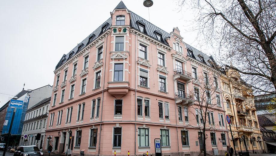 Rosa hjørnegård i fem etasjer med rik stukkatur