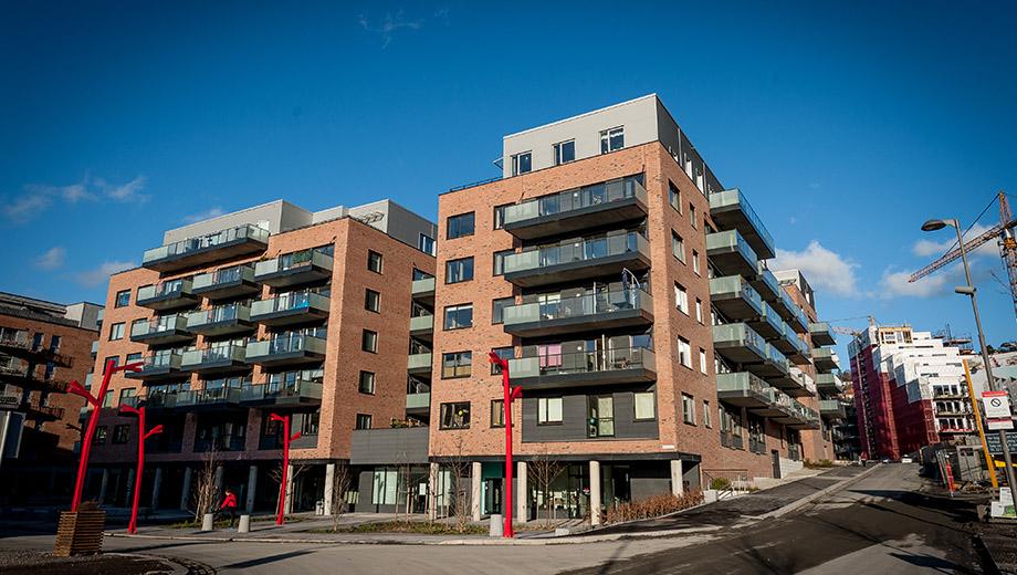 Boligblokker i rød og brun tegl med balkonger